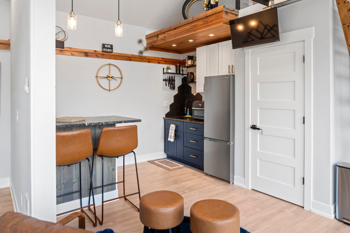 [The Lakeside House] Living Room and Kitchenette