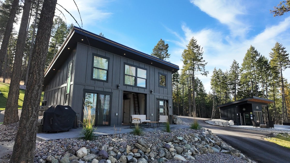 [The Glacier House] The Glacier House (left) & Ozzy's Day Spa (right)