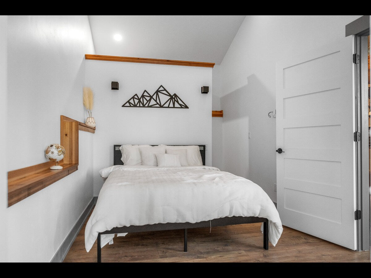 [The Glacier House] Slidertag; Glacier House Bedroom 1; Queen Bed