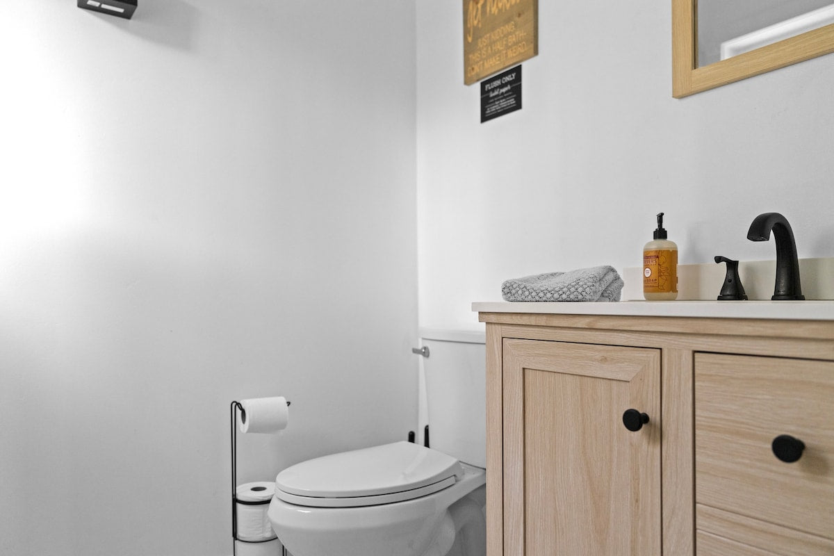 [The Swan House] Half Bath