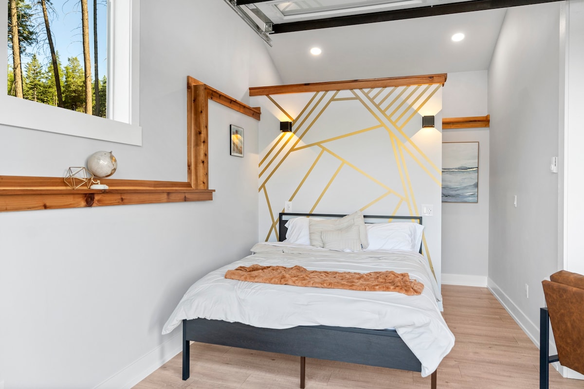 [The Lakeside House] Queen Bed Slidertag; Lakeside House Bedroom 1; Queen Bed
