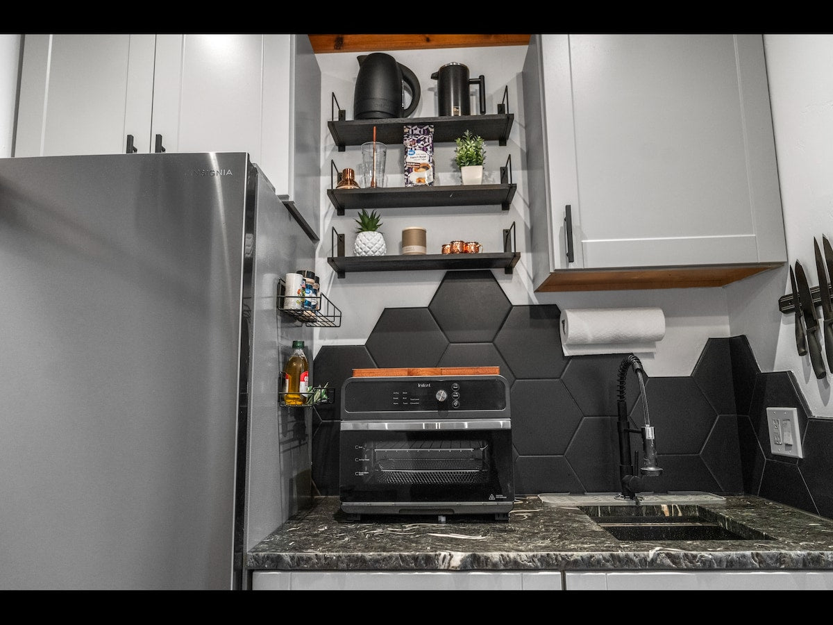 [The Glacier House] Kitchenette