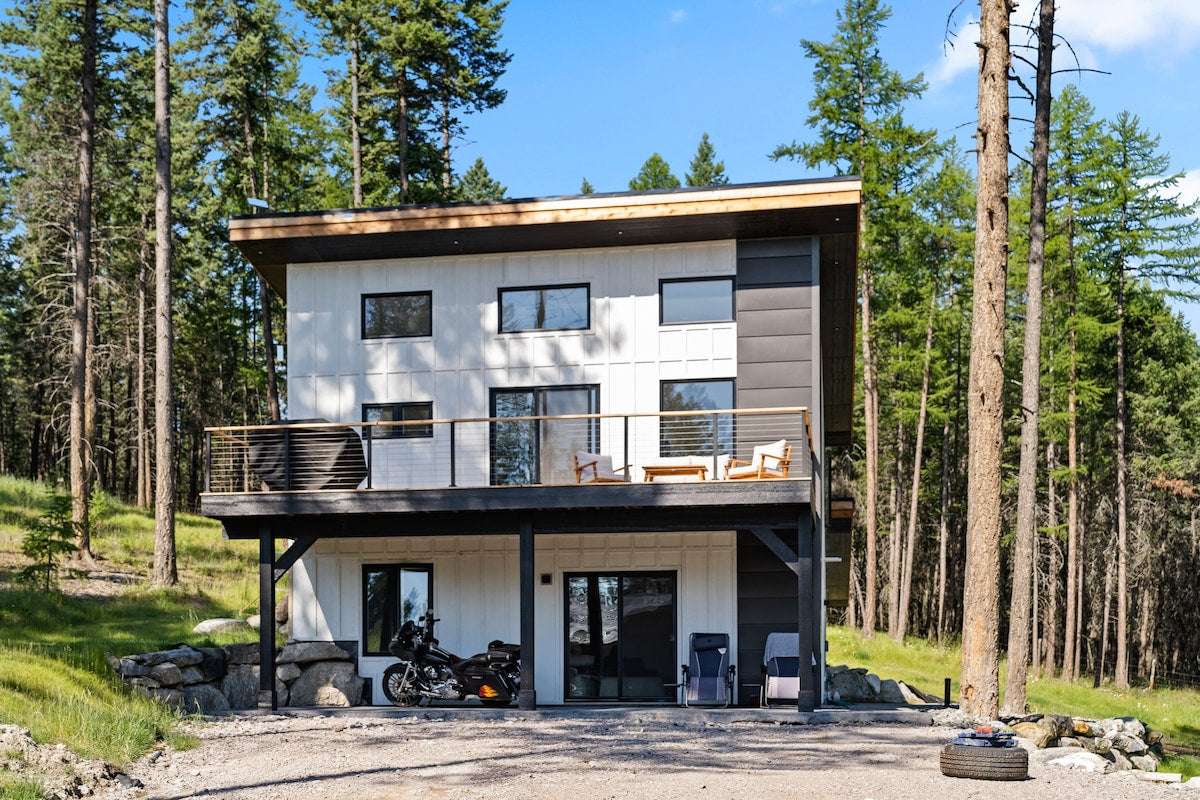 [The Swan House, 3 Bedrooms + Loft / 2.5 Bathrooms] 2200 Sqft 3 bed 2.5 bath Master Shower Steam Room Full Kitchen Large Bar Rec. Room Air Hockey 75 Inch TV