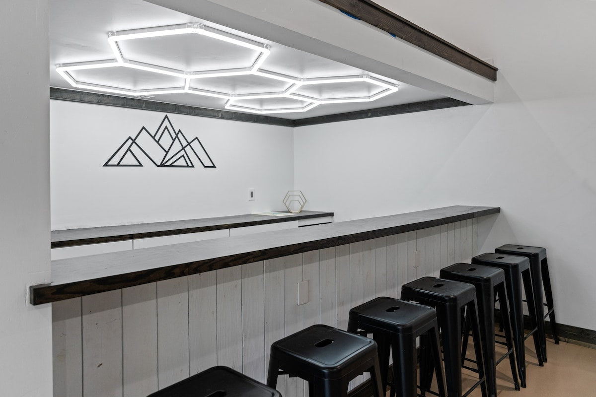 [The Swan House] 8 stool bar