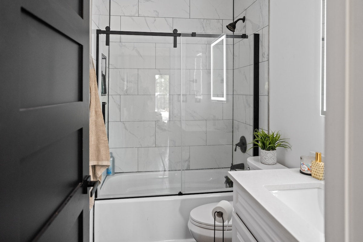 [The Swan House]  Tub and Shower combo
