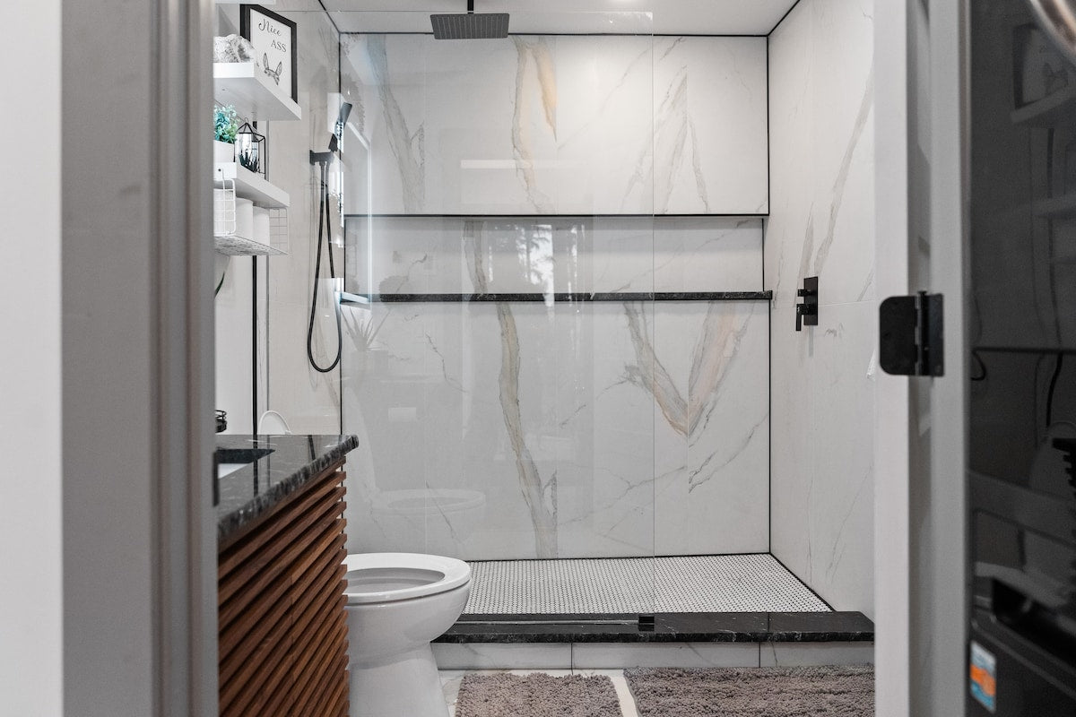 [The Glacier House] The Glacier House Full Bath Heated Floors Bluetooth Bath Fan