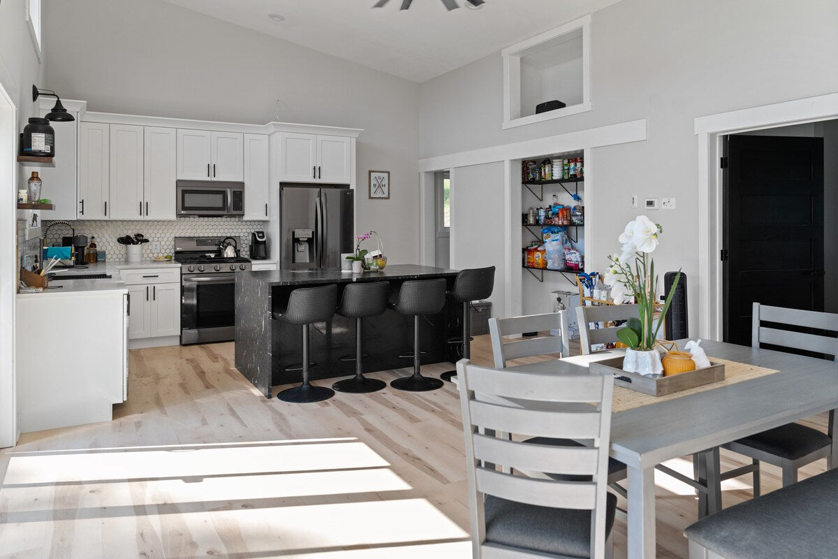[The Swan House] Kitchen and dinning room