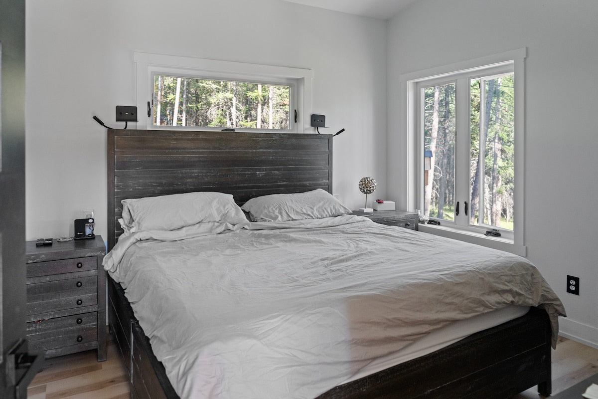 [The Swan House] Master Bedroom King Mattress with Private Bathroom Closet Slidertag; Swan House Bedroom 1; King Bed