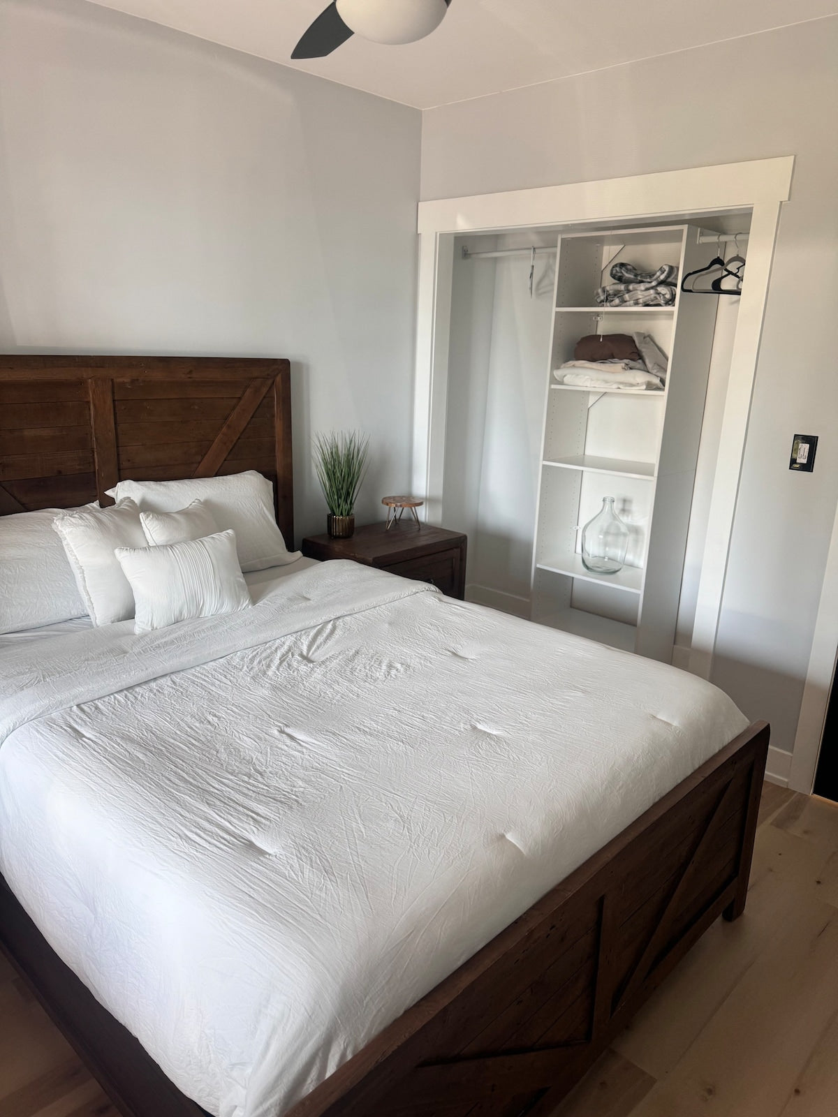 [The Swan House] Bedroom 3 Queen bed with large closet. Slidertag; Swan House Bedroom 3; Queen Bed